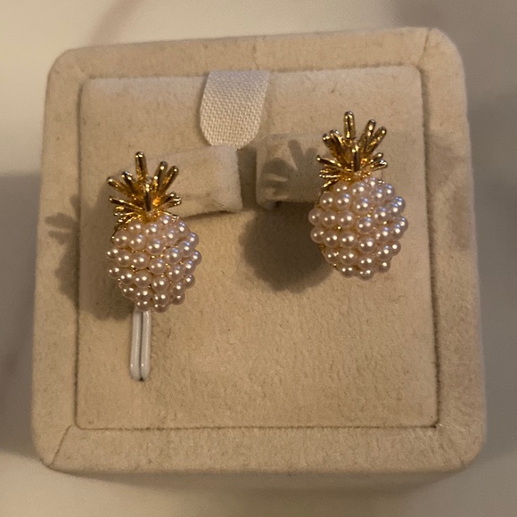 Anthropologie Jewelry - Cute gold tone and faux pearl pineapple earring